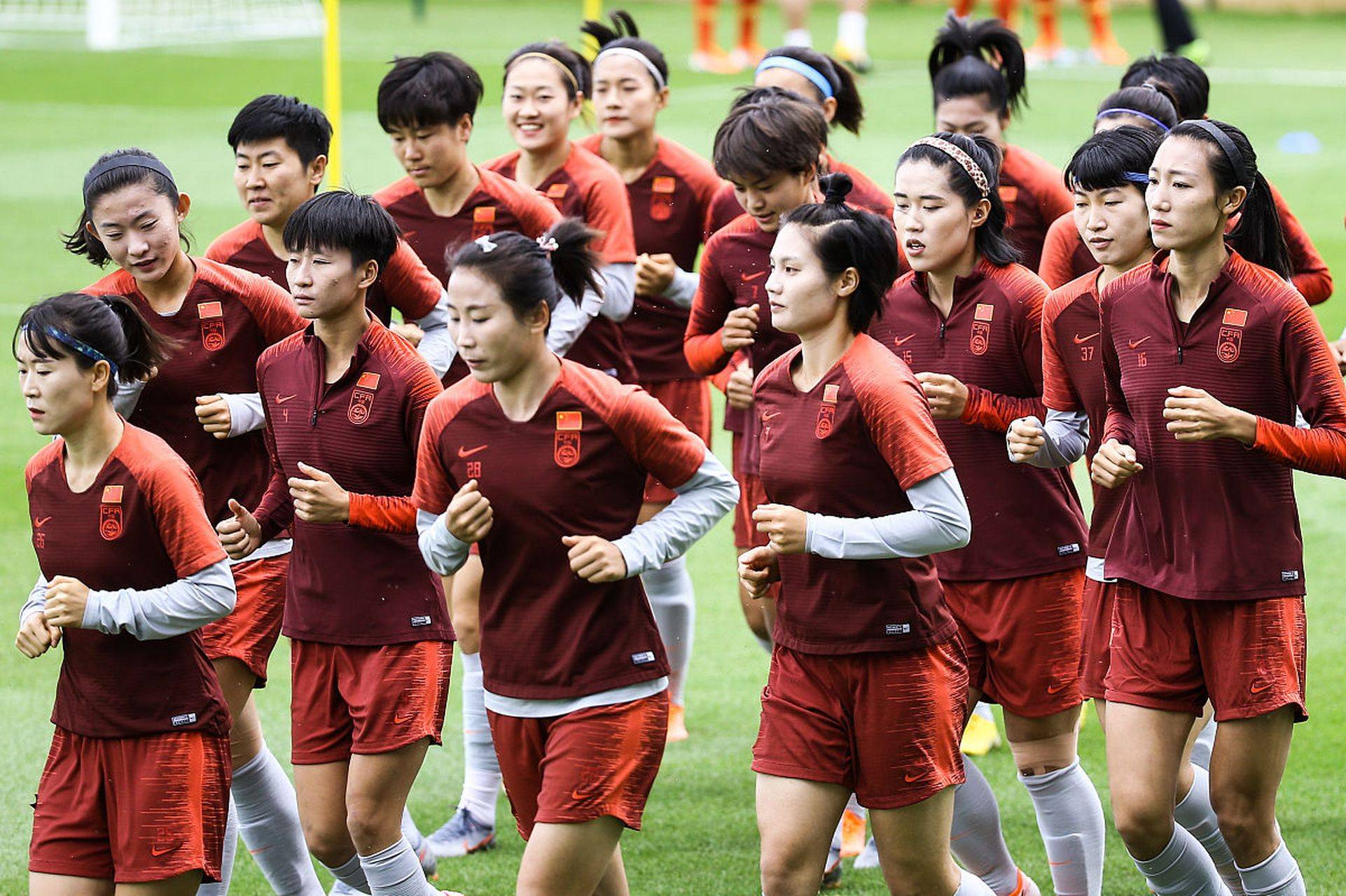 入相比, 看看男足 入相比, 看看男足